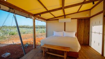 Eenvoudige tent | Luxe beddengoed, donsdekens, een kluis op de kamer, een bureau