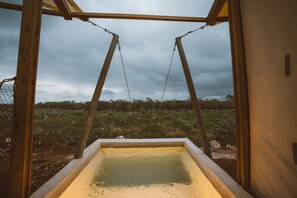 Suite Champagner Pool | Seprai premium, selimut bulu angsa, brankas, dan meja kerja