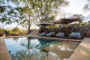 2 piscines extérieures, parasols de plage, chaises longues