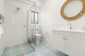 Shower, hair dryer, towels, shampoo - Peaceful & Cosy Studio - Immaculate Presentation (Orange)