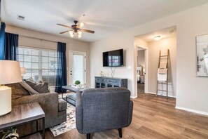 TV, offices - Modern Condo in StoneBridge Resort! (Reeds Spring)