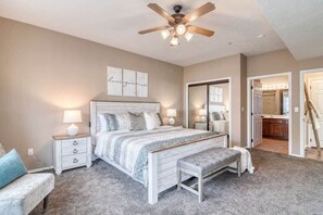 2 bedrooms, iron/ironing board, travel cot, WiFi - Modern Condo in StoneBridge Resort! (Reeds Spring)
