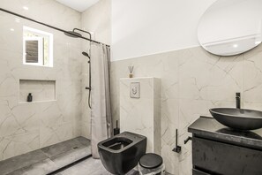 Apartment | Bathroom | Shower, hair dryer, towels - Modern 3-bed Apartment in Papaya Resort Curacao (Grote Berg)
