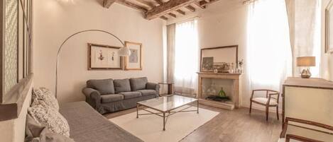 Smart-TV, DVD-Player, Bücher