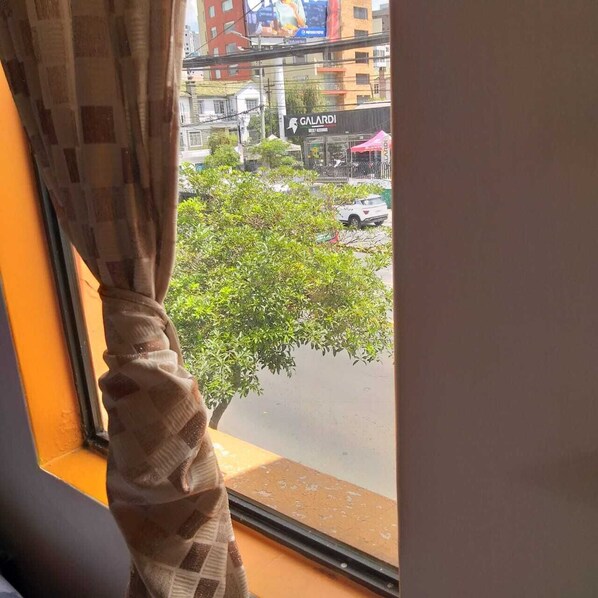 Quarto família, vista para a cidade | Escrivaninha, ferros/tábuas de passar roupa, Wi-Fi de cortesia