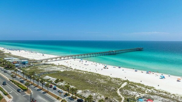 Beach nearby - 2 BR townhome w/private patio, beach access, 4 communal pools, hot tub, mini golf, tennis, & more! (Panama City Beach)