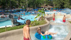 Ein Wasserpark mit mehreren Pools, Rutschen und einem Bootbereich.