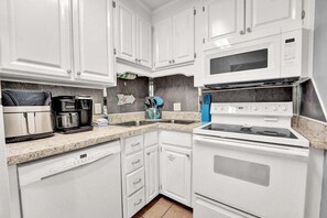 Fridge, microwave, oven, stovetop - 2 BR townhome w/private patio, beach access, 4 communal pools, hot tub, mini golf, tennis, & more! (Panama City Beach)