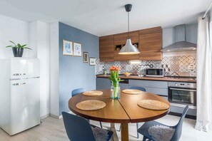 ثلاجة، ميكروويف، فرن، موقد طهي مسطح