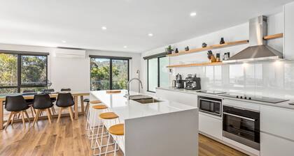 The Wave House - Family home in the tree tops with ocean views