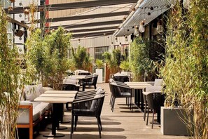 Outdoor dining - Hyatt Regency London Stratford (London)