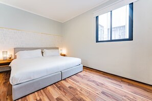 Escritorio, cortinas blackout y tabla de planchar con plancha 