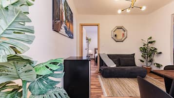 Leilighet – deluxe | Oppholdsområde | Smart-TV
