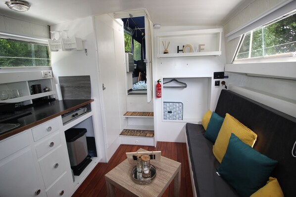 Een kookplaat, kookgerei, borden en bestek