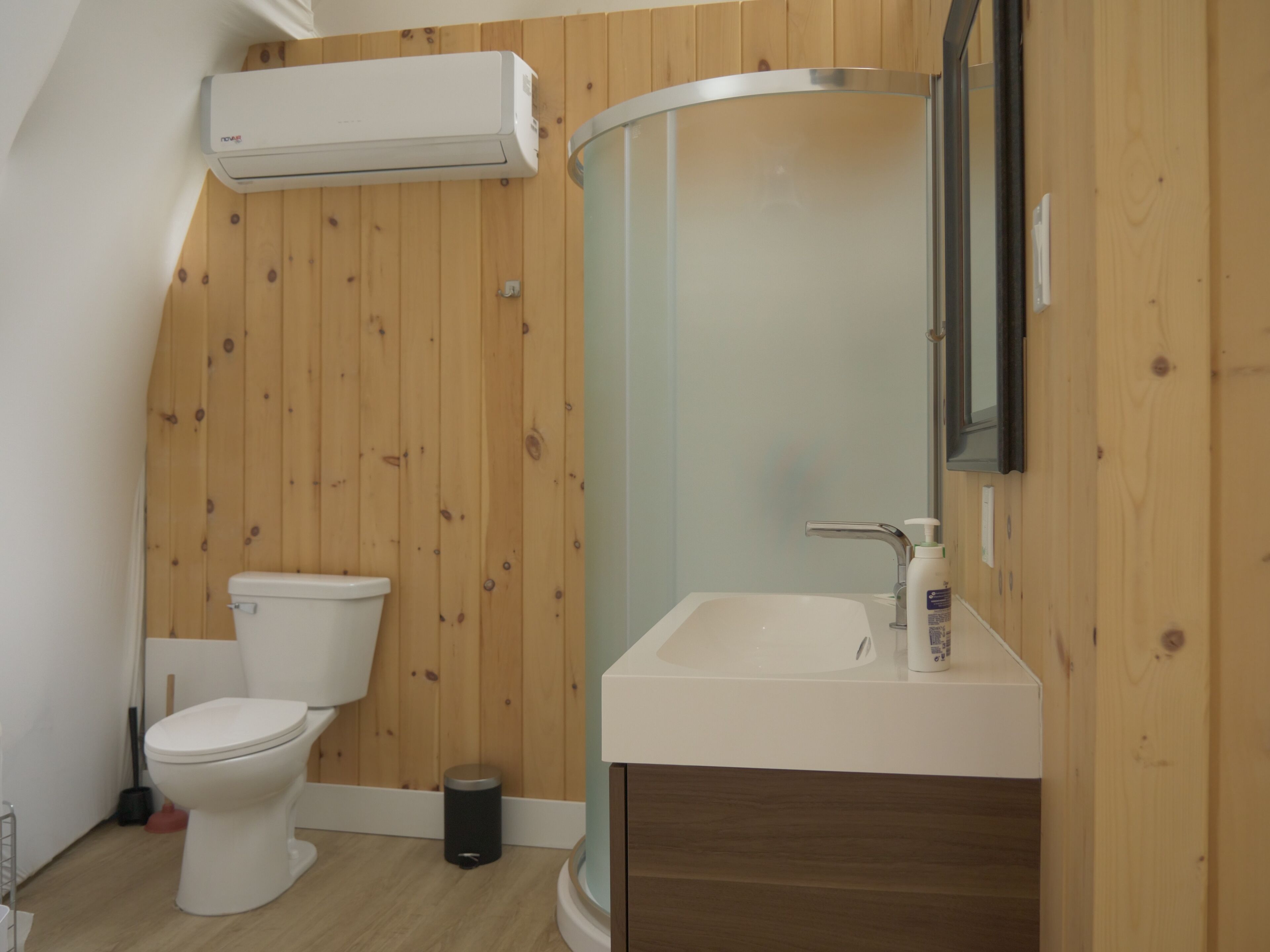 Deluxe tweepersoonskamer | Badkamer | Een douche, badjassen, handdoeken, zeep