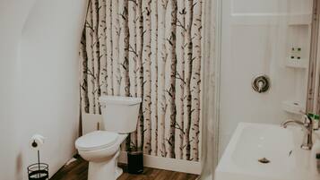 Deluxe Double Room | Bathroom | Shower, bathrobes, towels, soap