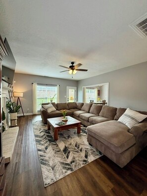 Living area - Masters Week Retreat, 9 min to Augusta National (Martinez)
