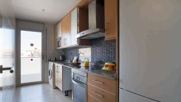 Een koelkast, een microgolfoven, een oven, een kookplaat