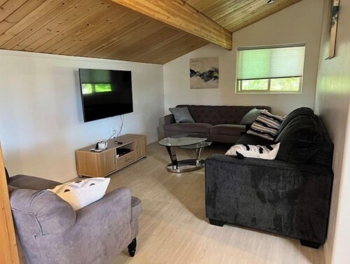 Bishop Aces Apartment