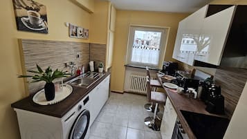 KĂŒhlschrank, Mikrowelle, Ofen, Herdplatte