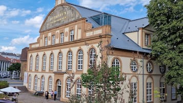 Un bâtiment historique doté de fenêtres en arc de cercle et d’une enseigne bien visible indiquant « Ottoneum, musée d’histoire naturelle ».