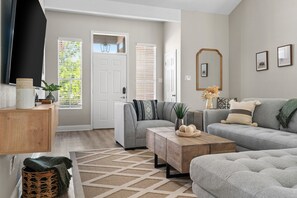 Smart TV, fireplace, books - Stunning North Austin Home! Safe Neighborhood, Family Friendly. (Austin)