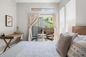 3 slaapkamers, een bureau, een strijkplank/strijkijzer, reisbedje