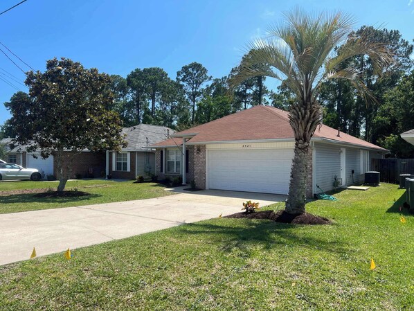 Exterior - Lil' Piece of Pensacola I 3BR/2BA I Near NAS I 6 min to Beach (Pensacola)