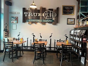 Dining - Lil' Piece of Pensacola I 3BR/2BA I Near NAS I 6 min to Beach (Pensacola)