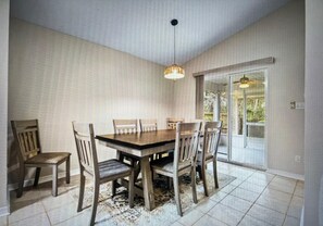 Dining - Lil' Piece of Pensacola I 3BR/2BA I Near NAS I 6 min to Beach (Pensacola)