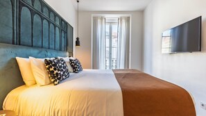 2 quartos, ferros/tábuas de passar roupa, berço de viagem