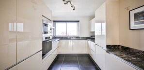 ثلاجة، ميكروويف، فرن، موقد طهي مسطح