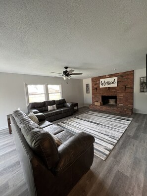 Una Smart TV, una chimenea