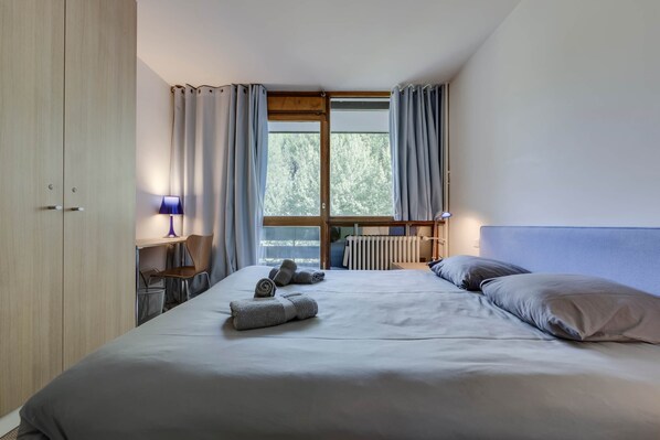 1 slaapkamer, een strijkplank/strijkijzer, reisbedje, wifi