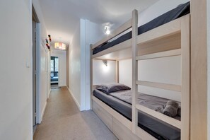 1 habitación, tabla de planchar con plancha, cuna de viaje y wifi