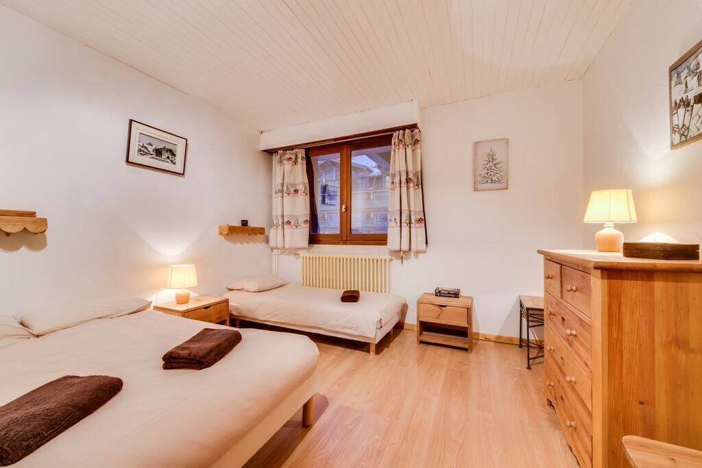 4 bedrooms, iron/ironing board, travel cot, WiFi