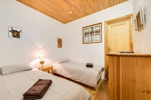 4 bedrooms, iron/ironing board, travel cot, WiFi