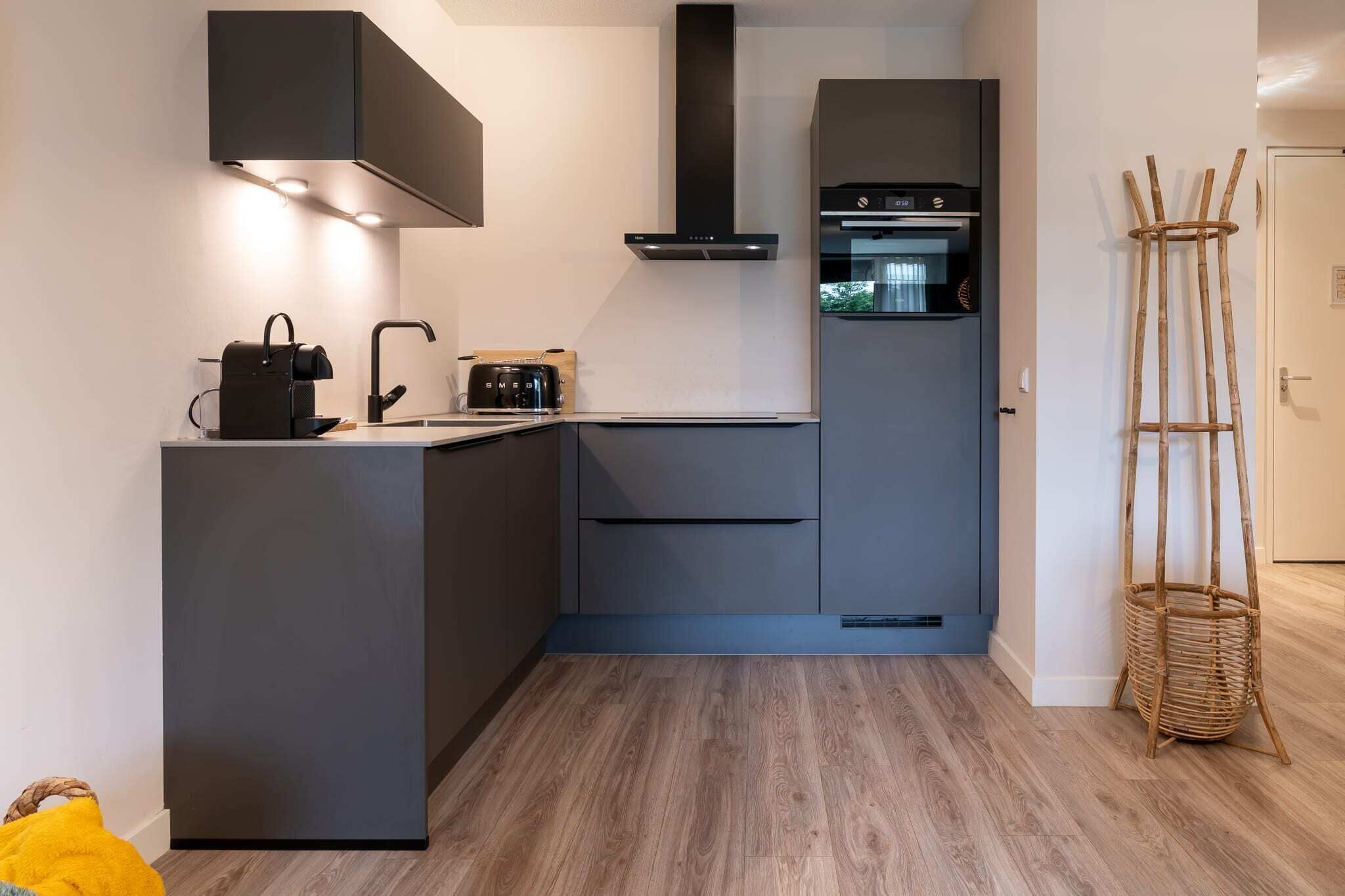 Jääkaappi, mikroaaltouuni, uuni, liesi