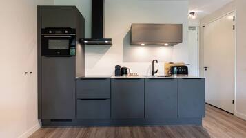 Een koelkast, een magnetron, een oven, een kookplaat