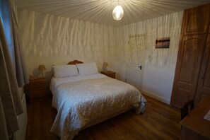 4 slaapkamers, een strijkplank/strijkijzer, gratis wifi, beddengoed