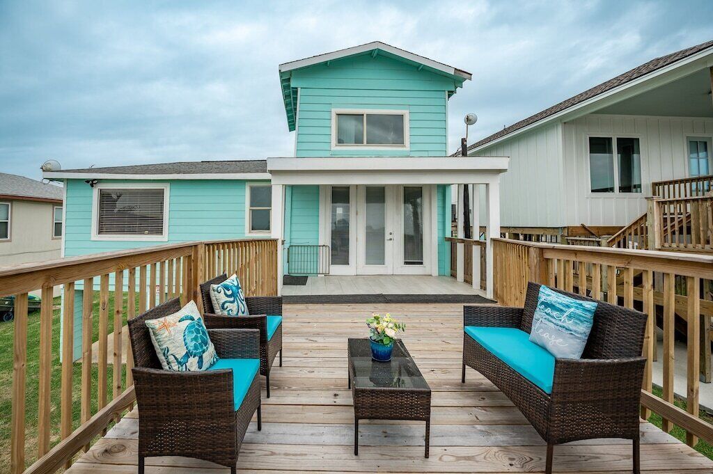 Whale Tail Inn - Waterfront, Updated Home Near Sargent Beach