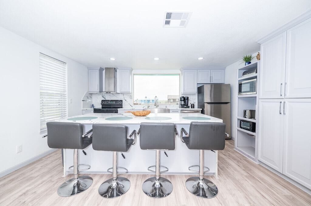 Whale Tail Inn - Waterfront, Updated Home Near Sargent Beach