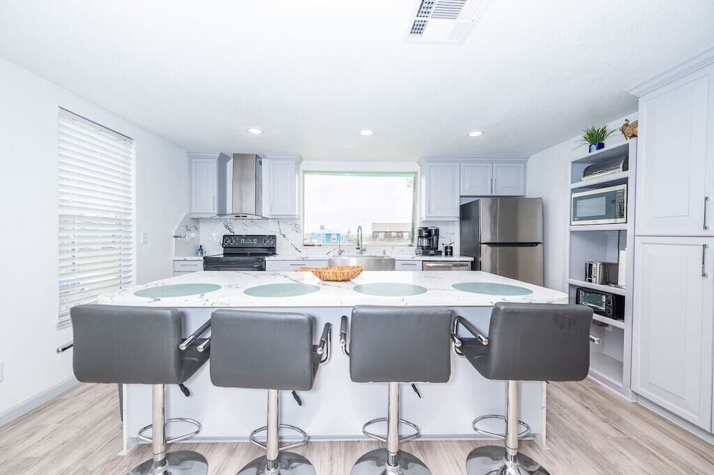 Whale Tail Inn - Waterfront, Updated Home Near Sargent Beach