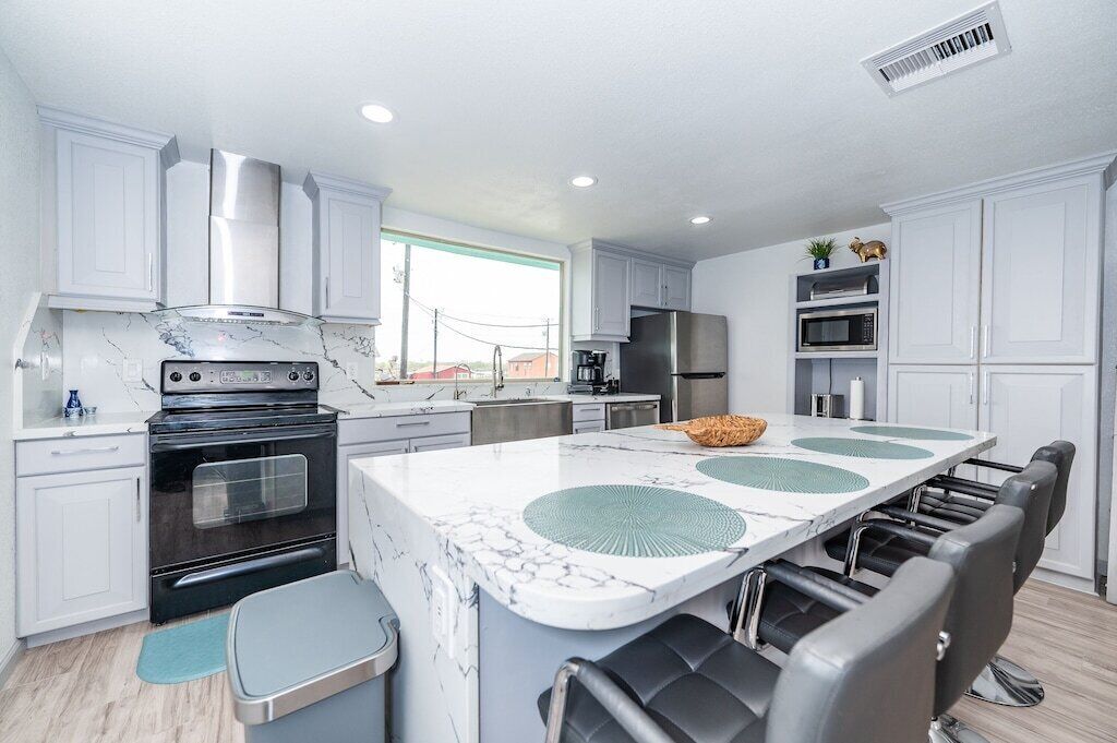 Whale Tail Inn - Waterfront, Updated Home Near Sargent Beach