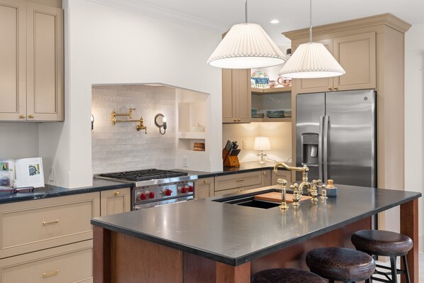 冷蔵庫、電子レンジ、オーブン、コンロ