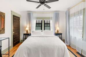 4 habitaciones, tabla de planchar con plancha y cuna de viaje 