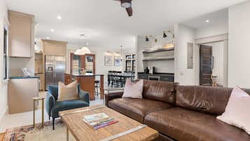 Smart-TV, Kamin, Bücher