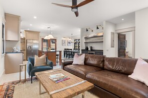 Smart-TV, Kamin, Bücher