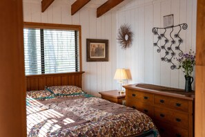 2 bedrooms, free WiFi, bed sheets - Cedar Hot Tub & Cedar Barrel Sauna 
A Truly unique cabin at Innsbrook Resort ! (Innsbrook)