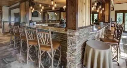 Cedar Hot Tub & Cedar Barrel Sauna
A Truly unique cabin at Innsbrook Resort !